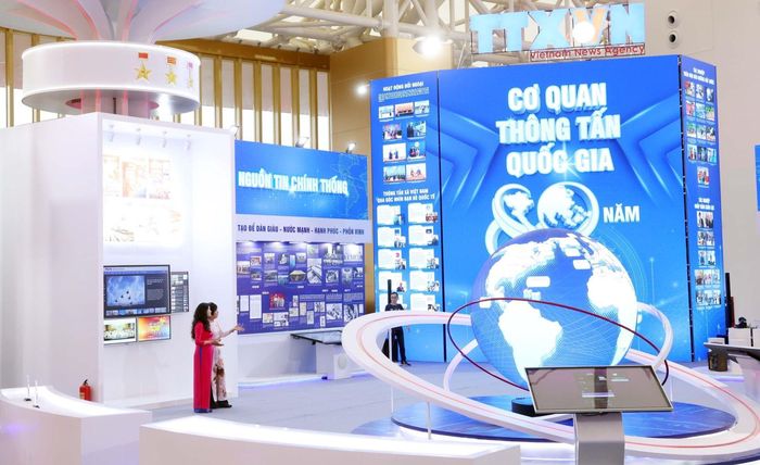 Khu trưng bày giới thiệu hành trình 80 năm cơ quan thông tấn quốc gia ra đời, xây dựng, phát triển và đồng hành cùng đất nước, với thông điệp “Nguồn tin chính thống - Dòng tin chủ lực”, tại Triển lãm thành tựu Đất nước nhân dịp kỷ niệm 80 năm Ngày Quốc khánh. Ảnh: TTXVN