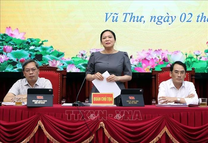Lãnh đạo xã Vũ Thư phát biểu tại buổi xin ý kiến Bí thư chi bộ, trưởng thôn về Đề án sắp xếp lại thôn, tổ dân phố trên địa bàn.