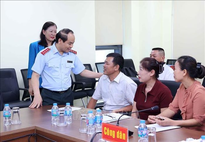 Tổng Thanh tra Chính phủ Nguyễn Quốc Đoàn thăm hỏi người dân tại buổi tiếp công dân. Ảnh: Văn Điệp/TTXVN