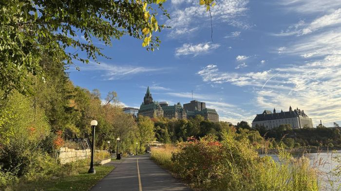 Đường dành cho người đi bộ và đi xe đạp bên cạnh dòng sông Ottawa.