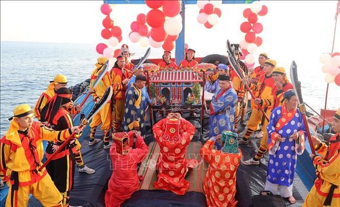 Ngư dân làm Lễ nghinh rước thần về nhập lăng.