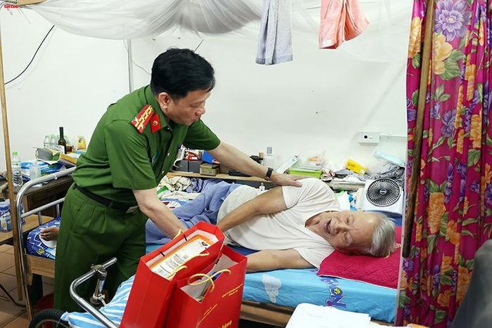 Đại tá Trần Đình Đức, Phó Tư lệnh Cảnh sát cơ động tặng quà thương binh thương binh Đỗ Văn Thế.