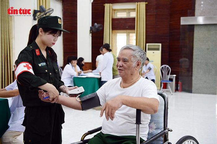 Bác sĩ quân y tư vấn sức khỏe, hướng dẫn điều trị cho thương binh.