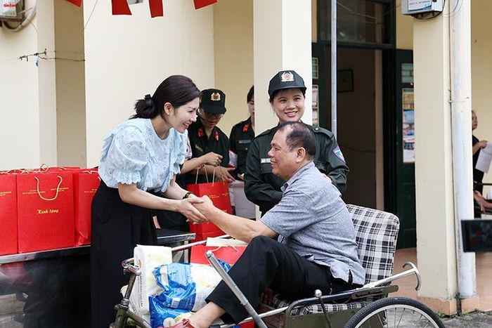 Những phần quà được trao tận tay, gửi gắm sự sẻ chia và lòng biết ơn.