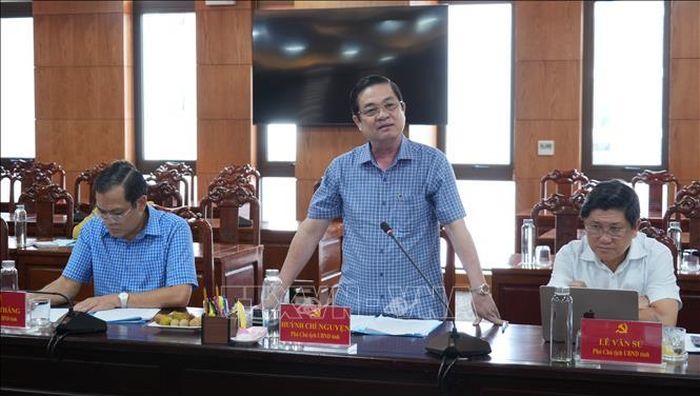 Ông Huỳnh Chí Nguyện, Phó Chủ tịch UBND tỉnh Cà Mau phát biểu tại cuộc họp.