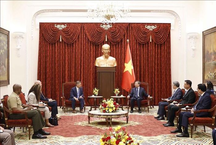 Tổng Bí thư, Chủ tịch nước Tô Lâm tiếp Quyền Bộ trưởng Bộ Hải quân Hoa Kỳ Hùng Cao. Ảnh: Thống Nhất/TTXVN.