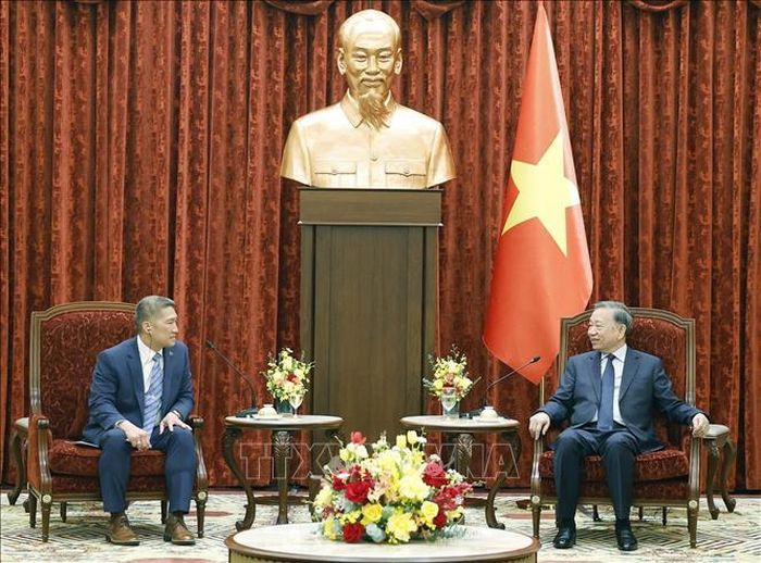 Tổng Bí thư, Chủ tịch nước Tô Lâm tiếp Quyền Bộ trưởng Bộ Hải quân Hoa Kỳ Hùng Cao. Ảnh: Thống Nhất/TTXVN.