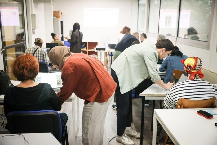 Lớp học về kỹ năng tin học cho người tị nạn tại Pháp. Ảnh : Europa