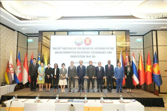 Đoàn đại biểu các quốc gia thành viên ASEAN chụp ảnh lưu niệm tại Hội nghị. Ảnh: Xuân Tú/Pv TTXVN tại Lào