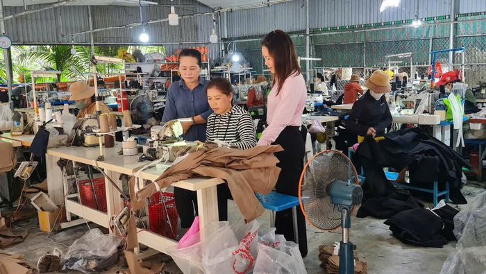 Cán bộ tín dụng NHCSXH Hoài Nhơn tận tình giúp hộ nghèo và các đối tượng chính sách sử dụng vốn chính sách phát triển sản xuất, kinh doanh.