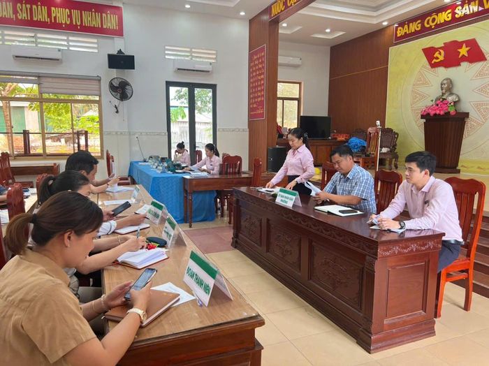 Điểm giao dịch của NHCSXH Hoài Nhơn bền bỉ giúp dân vay vốn đúng quy định.