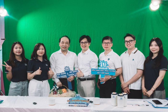 Loạt các chương trình tư vấn trực tuyến trước thềm công bố điểm thi tốt nghiệp THPT 2026. Ảnh: HL