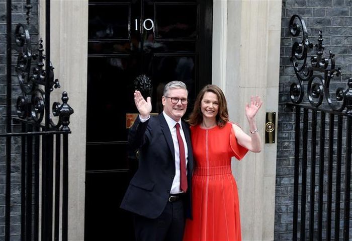 Thủ tướng Anh Keir Starmer (trái) cùng phu nhân tại tòa nhà số 10 phố Downing. Ảnh tư liệu: THX/TTXVN