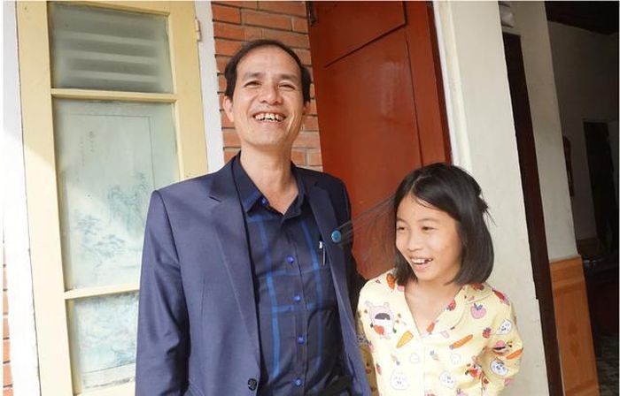 Hiền gọi Giám đốc Làng trẻ em SOS Vinh Lê Bá Lương là ba chỉ sau 2 lần gặp gỡ. Chính "ba Lương" là người cho Hiền cuộc sống mới với đầy đủ yêu thương mà em hằng mơ ước.