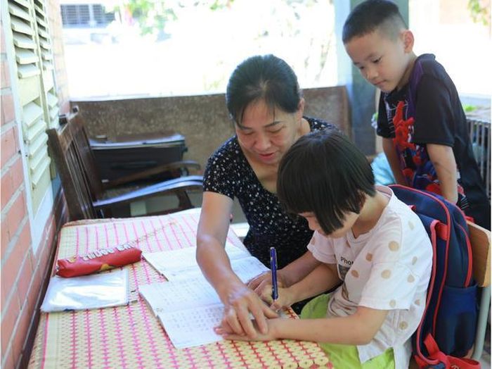 Dưới mái nhà Làng trẻ em SOS Nghệ An, em gái của Hiền nay đã được học tập, chăm sóc trong vòng tay yêu thương của các mẹ SOS.