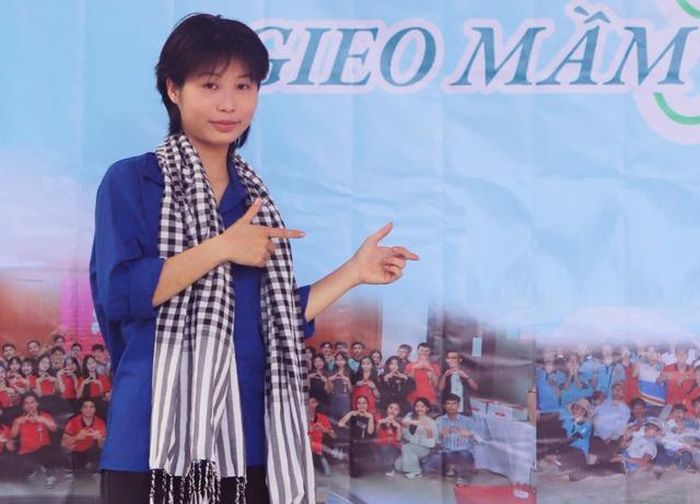 Hiện Hiền giữ chức lớp Phó đời sống và là Phó Chủ nhiệm phụ trách truyền thông của Câu lạc bộ Địa lý - Môi trường.