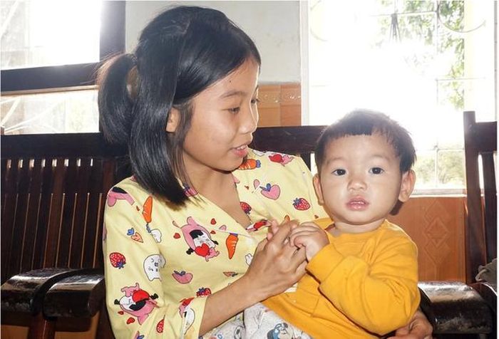 Nguyễn Thị Hiền và em gái Nguyễn Thị Ngọc được đón về Làng trẻ em SOS Vinh (Nghệ An)