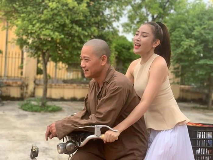 Tên tuổi của Trần Bình Trọng gắn liền với series hài Tết Đại gia chân đất.