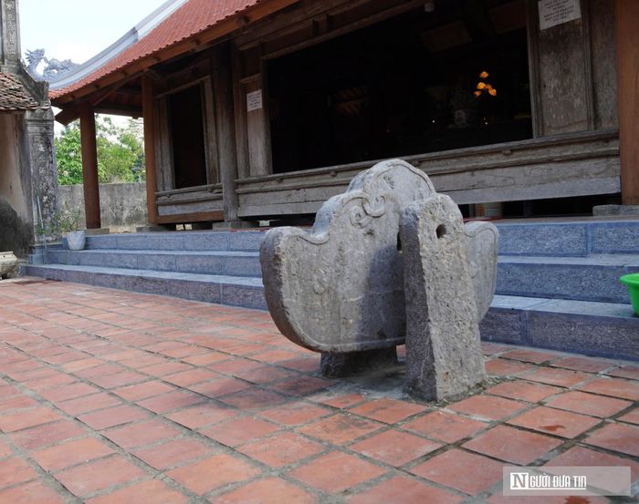 Khoảng sân gạch rộng nằm giữa bái đường và hậu cung là nơi lưu giữ chiếc khánh đá cổ của đình Hậu. Cổ vật này đóng vai trò quan trọng trong đời sống tâm linh, thường chỉ được sử dụng vào các dịp đại lễ và nghi thức tế tự trang trọng.