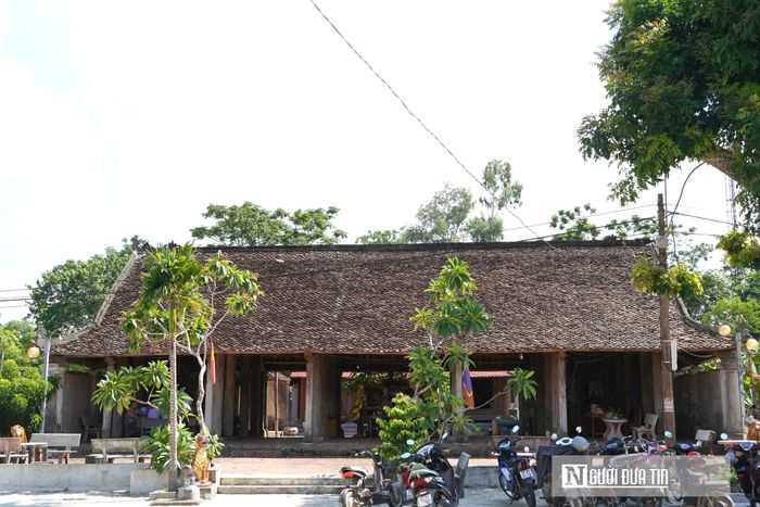 Trải qua hơn 300 năm dãi dầu mưa nắng, công trình vẫn đứng vững như một minh chứng sống động cho tài hoa và sức mạnh đồng lòng của người dân xứ Nghệ. Trao đổi với Người Đưa Tin, ông Thái Hữu An – Trưởng phòng Văn hóa Xã hội xã Quan Thành – cho biết: Từ lâu đình Hậu đã trở thành một phần không thể thiếu trong đời sống tâm linh của người dân. Theo truyền thống địa phương, cứ vào ngày 10/2 Âm lịch, người dân lại tổ chức lễ tế tại đình. Đó là dịp con em trong xã đang làm việc ở khắp nơi quay về để kính cẩn thắp hương trong đình làng, mong bình an cho gia đình. Chính quyền xã cũng đã có nhiều biện pháp bảo quản, giữ gìn ngôi đình chu đáo.