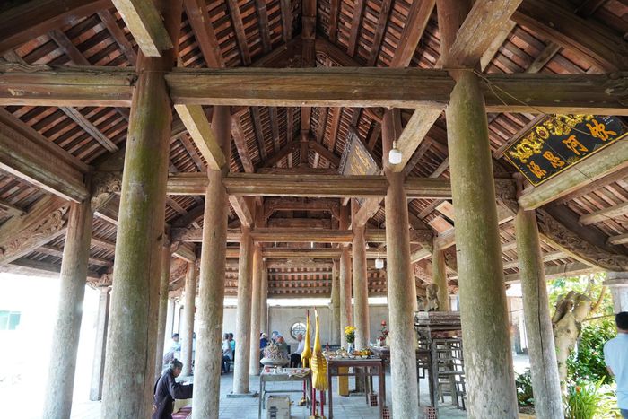 Điểm cốt lõi tạo nên giá trị bền vững của đình Hậu chính là hệ khung chịu lực kiên cố, được làm hoàn toàn bằng gỗ lim nguyên khối với những hàng cột lớn, vững chãi thách thức thời gian. Từng nét đục chạm tinh xảo sống động theo các đề tài kinh điển như tứ linh (long, ly, quy, phượng) và tứ quý (tùng, cúc, trúc, mai), tôn vinh trọn vẹn nét đẹp mỹ thuật đặc sắc của kiến trúc đình làng miền Trung.