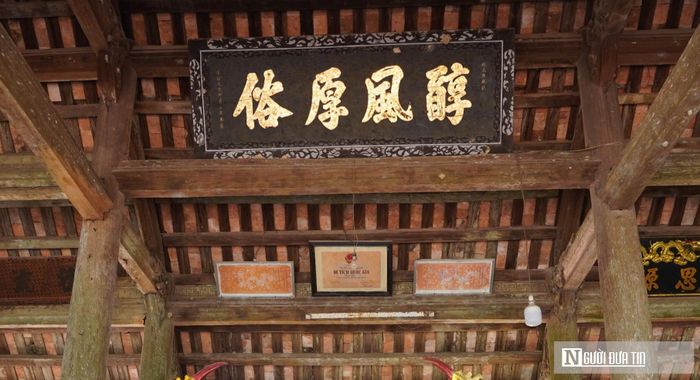 Giữa nhà hạ đường đình Hậu treo một bức hoành phi ghi 4 chữ Hán lớn: “Thuần - Phong - Hậu - Tục” với ý nghĩa đề cao, nhắc nhủ người dân trong làng luôn gìn giữ thuần phong mỹ tục đẹp của làng Hậu.
