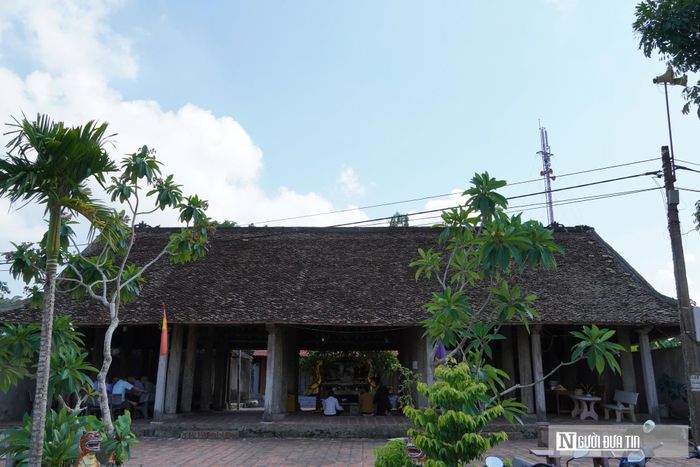 Ngoài chức năng sinh hoạt cộng đồng, đình còn là nơi để thờ Thành hoàng Thung Lĩnh Triệu Cơ Nguyễn Tướng Công, Uy Minh Vương Lý Nhật Quang, thần Cao Sơn - Cao Các... Kiến trúc đình Hậu khá độc đáo, gồm có cổng đình, hạ đình, thượng đình, tả, hữu vu. Bốn ngôi nhà được xây dựng khép kín tạo thành hình chữ "khẩu", ở giữa có 1 sân lộ thiên". "Mặc dù hàng trăm năm nhưng đình vẫn giữ được nét cổ kính. Truyền đời của các bậc cao niên làng Hậu, ngôi đình dựng trong một đêm là một phép màu của lòng đoàn kết. Đình Hậu đã trở thành một phần không thể thiếu trong đời sống tâm linh của người dân địa phương", ông Nguyễn Minh Hà, 60 tuổi, trú tại xã Quan Thành cho biết.