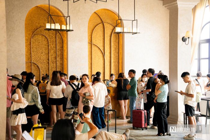 Đông đảo du khách check-in ở một khu du lịch.