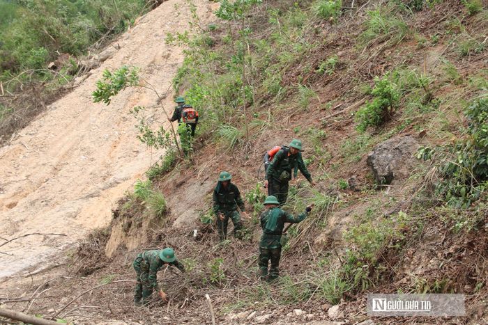 Thông tin từ lãnh đạo xã Thiên Nhẫn, đám cháy tại khu vực rừng trên địa bàn cơ bản đã được dập tắt. Lúc này, chỉ còn lại một số điểm cháy phức tạp tại khu vực giáp ranh với xã Vạn An. Các lực lượng chức năng vẫn đang được cắt cử túc trực nghiêm ngặt tại hiện trường nhằm ngăn ngừa nguy cơ ngọn lửa bùng phát trở lại.
