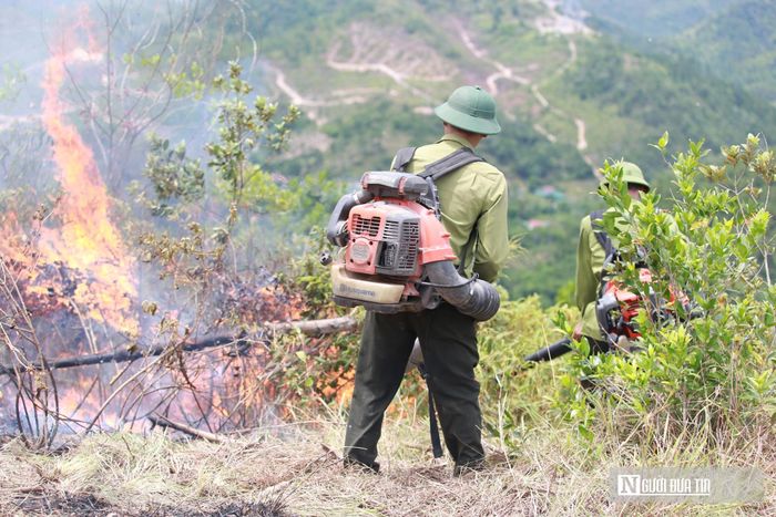 Các lực lượng sử dụng máy thổi gió, dao phát và các phương tiện chuyên dụng để phát dọn thực bì, mở đường băng cản lửa, khoanh vùng khu vực cháy, ngăn không cho ngọn lửa lan rộng sang các diện tích rừng lân cận và khu dân cư. Tuy nhiên, do thời tiết nắng nóng gay gắt, gió Tây Nam thổi mạnh, thực bì dày cùng địa hình đồi núi hiểm trở, công tác tiếp cận và khống chế đám cháy gặp rất nhiều khó khăn. 