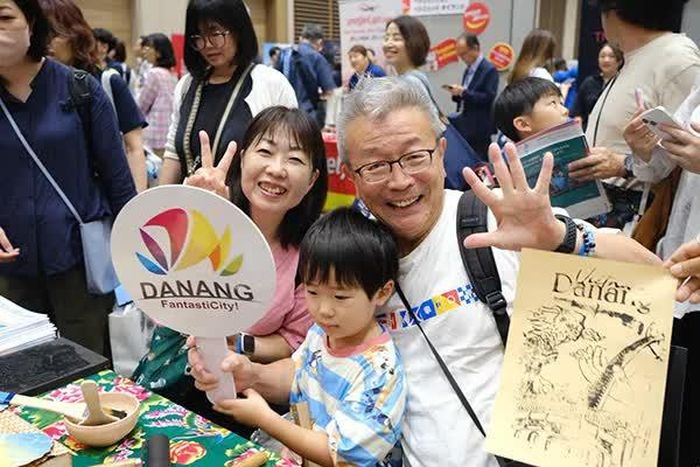Du khách Nhật Bản đến với gian hàng của Đà Nẵng tại triển lãm du lịch Tabihaku Osaka 2026.