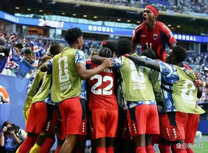 Các cầu thủ vui mừng khi cầm hòa với Uruguay, đội từng hai lần vô địch World Cup. Ảnh: Xinhua.