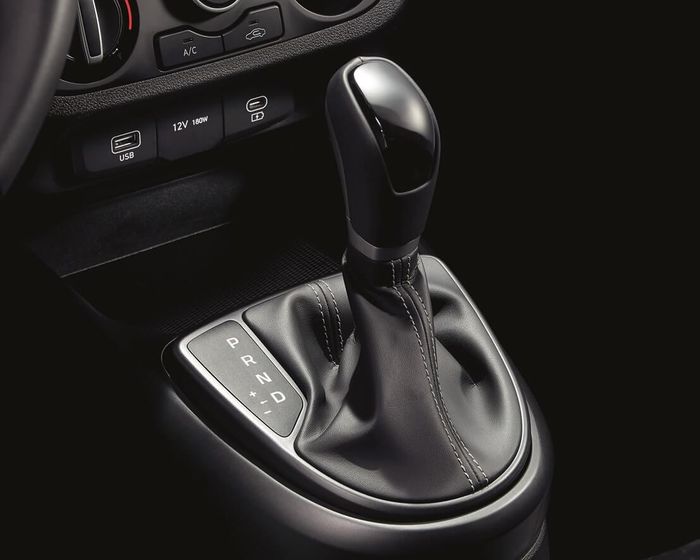 Khách hàng có thể lựa chọn phiên bản hộp số sàn 5 cấp (bên trái) hoặc hộp số tự động 4 cấp (bên phải).