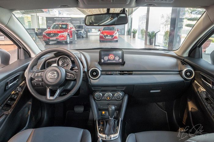 Khoang lái của Mazda2 1.5 AT.