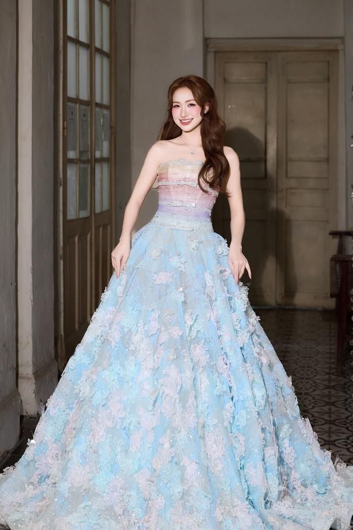 Không chỉ sự nghiệp khởi sắc, cuộc sống riêng của Hòa Minzy cũng đang đón nhận nhiều niềm vui.