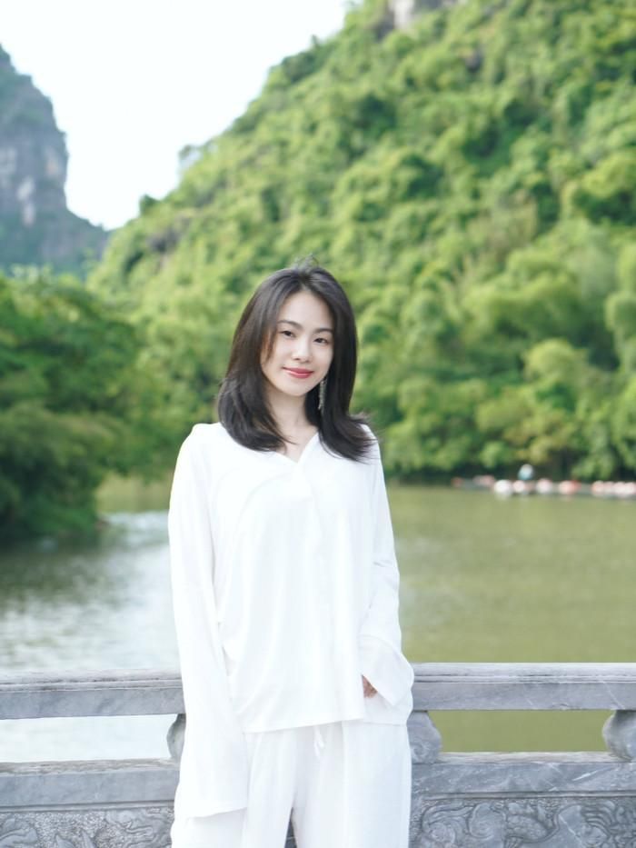 Lương Bích Hữu thoải mái để mặt mộc. Ảnh: FBNV