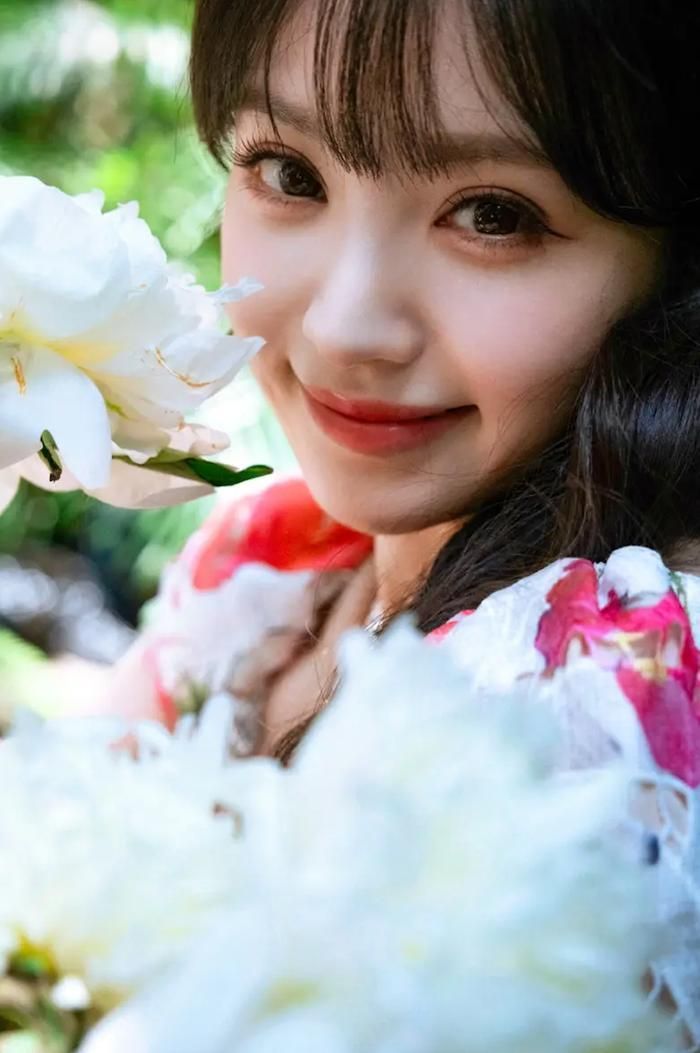Nhan sắc trong trẻo cùng thần thái dịu dàng của nữ diễn viên nhanh chóng nhận được nhiều lời khen từ người hâm mộ.