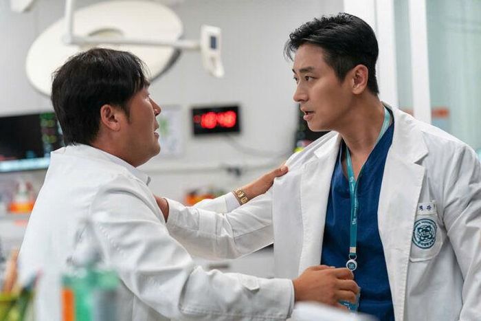 Ở phần mới, câu chuyện sẽ được mở rộng khi bác sĩ Baek Gang-hyeok tiếp tục hành trình đến các trung tâm chấn thương tại nhiều địa phương khác nhau (Ảnh: Netflix).
