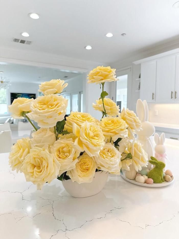 Bên trong tổ ấm của Hoa hậu Phạm Hương luôn tràn ngập hoa tươi. Vốn kinh doanh hoa nên nàng hậu thường xuyên trang trí căn nhà trông đẹp mắt, chỉn chu.