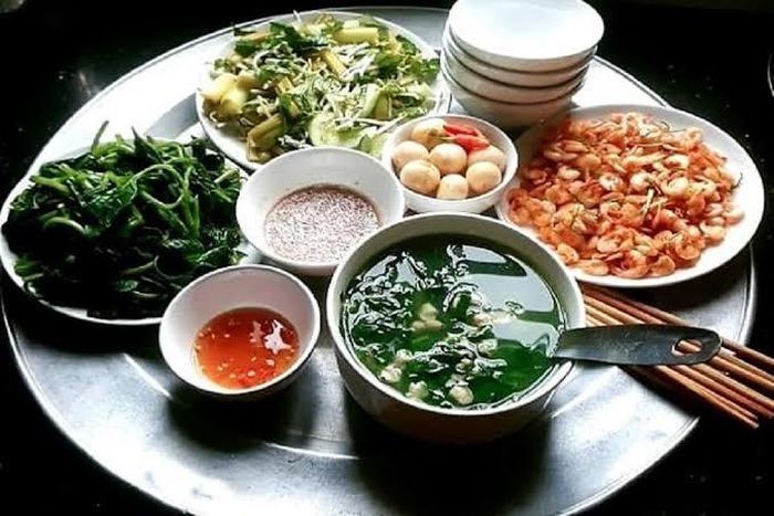Mâm cơm ngày gió Lào nhất định phải có bát canh rau. Ảnh minh họa