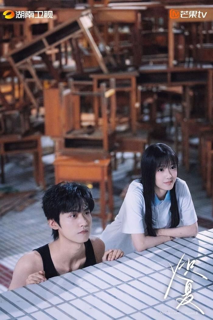 Phát hành độc quyền trên iQIYI, bộ phim xoay quanh mối tình kéo dài nhiều năm giữa Chu Vãn do Bao Thượng Ân và Lục Tây Kiêu do Châu Kha Vũ. Từ một mùa hè tuổi trẻ đầy rung động, cả hai bị chia cắt bởi hiểu lầm và biến cố gia đình, để rồi nhiều năm sau gặp lại trong môi trường công việc. Việc đối diện quá khứ khiến những cảm xúc cũ được khơi lại, mở ra hành trình hàn gắn nhiều tổn thương.