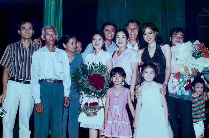 Hình ảnh thời sinh viên ngây ngô, giản dị của Lê Phương cách đây hai thập kỷ khiến người xem không khỏi bồi hồi. Ảnh: FBNV