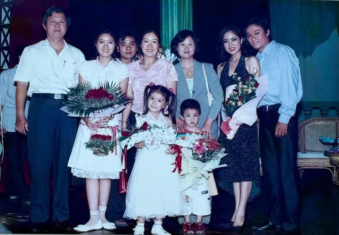 Loạt bình luận từ người hâm mộ liên tục bày tỏ sự xúc động và tiếc thương dành cho cố nghệ sĩ Quý Bình dưới bài viết Lê Phương đăng tải. Ảnh: FBNV