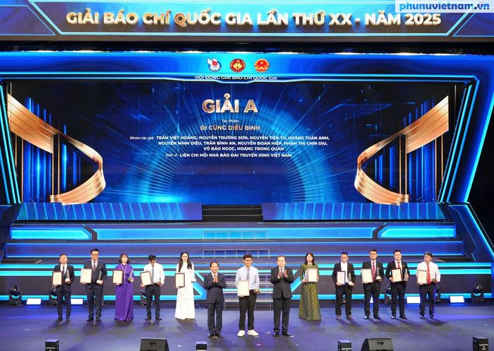 Ủy viên Bộ Chính trị, Chủ tịch Quốc hội Trần Thanh Mẫn và Ủy viên Bộ Chính trị, Bí thư Trung ương Đảng, Trưởng Ban Tuyên giáo và Dân vận Trung ương Trịnh Văn Quyết trao giải A cho các tác giả, đại diện nhóm tác giả đoạt giải.
