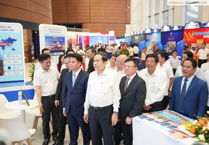 Chủ tịch Quốc hội Trần Thanh Mẫn và các đại biểu tham quan gian trưng bày tại Hội Báo toàn quốc 2026 trước thềm Lễ trao Giải Báo chí quốc gia lần thứ XX