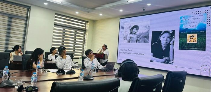 Kiara Torres trình bày bài tham luận của mình tại buổi họp chuyên đề thuộc Hội thảo khoa học quốc tế "Tư liệu, tài liệu lưu trữ về quan hệ Việt Nam - Hoa Kỳ" diễn ra ngày 5/6/2026.