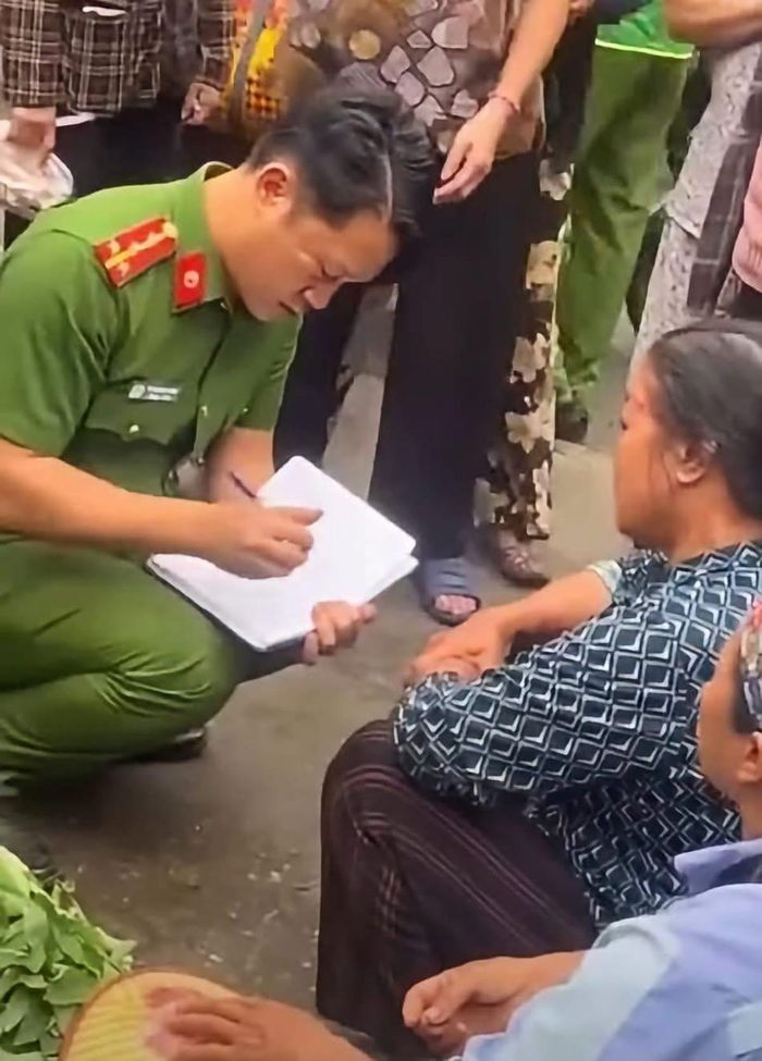 Công an phường Xuân Hòa (Phú Thọ) đang lấy lời khai của nạn nhân