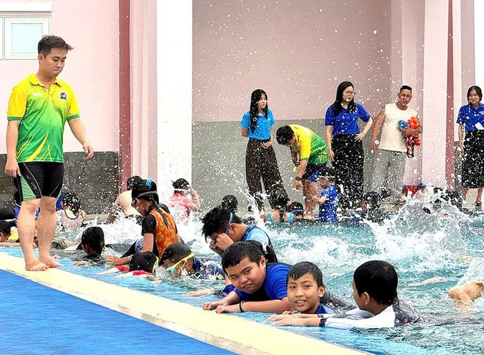 Những khóa dạy bơi cho trẻ em được tổ chức tại địa phương đã tạo sự an tâm cho nhiều phụ huynh trong dịp hè về.