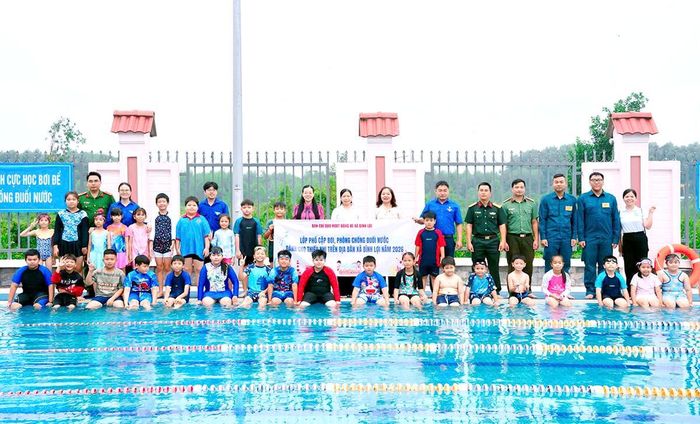 Trẻ em tham gia khóa dạy bơi hè tại phường Bình Lợi, TPHCM