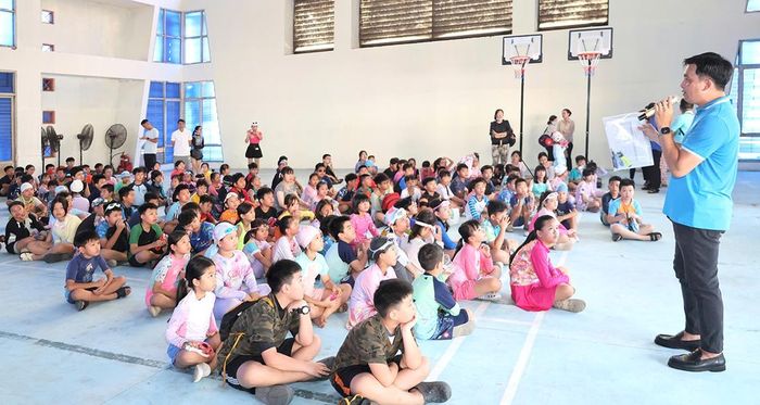 Chương trình phát động toàn dân tập luyện môn bơi và phòng, chống đuối nước hè năm 2026 tại phường Bình Thạnh, TPHCM thu hút động đảo trẻ em tham gia